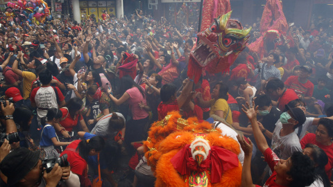 Los asistentes a la celebración del Año Nuevo también forman patre de la actuación, Manila (Islas Filipinas). REUTERS/Erik De Castro