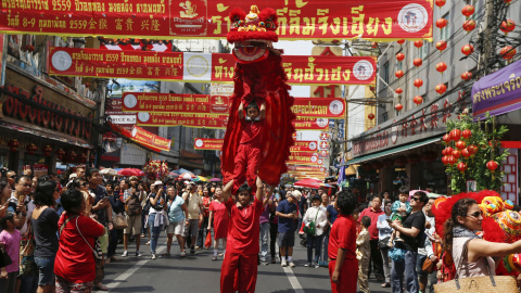 En tradicional dragón chino baila durante la celebración del Año Nuevo en Bangkok, Tailandia. REUTERS/Jorge Silva