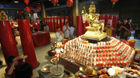Unos creyentes rezan por la buena fortuna en el templo de Vihara Avalokitesvara, Jakarta, Indonesia. REUTERS/Garry Lotulung