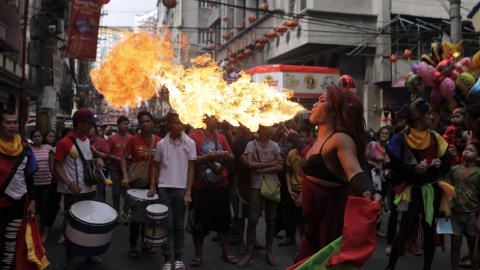 Actuación con fuego durante la celebración del Año Nuevo Chino en Manila, Islas Filipinas. REUTERS/Janis Alano