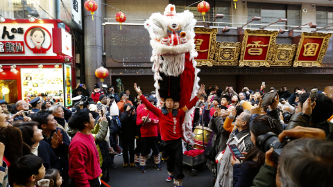 Un hombre se disfraza de león y baila al lado de un restaurante chino, en el barrio de Chinatown de Yokohama, al sur de Tokio, Japón. REUTERS/Thomas Peter