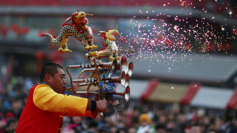 Un músico toca su instrumento en la feria del templo de Huangsi, en Shenyang, provincia de Liaoning. REUTERS/Sheng Li