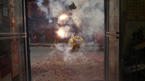 Bailarines realizan una danza  durante las celebraciones del Año Nuevo Lunar en el barrio chino de Ciudad de Panamá. REUTERS/Carlos Jasso