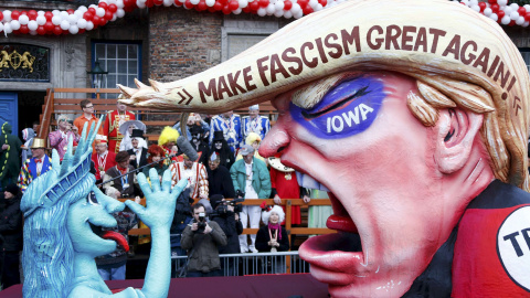 Caricatura de papel maché del candidato presidencial republicano de EEUU Donald Trump en el desfile 'Rosenmontag'  en Dusseldorf, Alemania. REUTERS/Ralph Orlowski