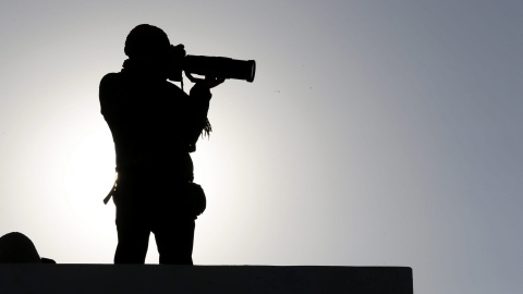 Silueta de un periodista que se encuentra en un edificio de gran altura tras el terremoto en la ciudad de Tainan, en el sur de Taiwán. EFE/EPA/RITCHIE B. TONGO