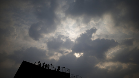Personas miran hacia el norte con prismáticos desde un observatorio cerca de la zona desmilitarizada que separa las dos Coreas. REUTERS/Kim Hong-Ji