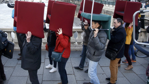 Manifestantes llevan las sillas robadas de las oficinas bancarias para protestar contra el fraude fiscal, en París. REUTERS/Charles Platiau
