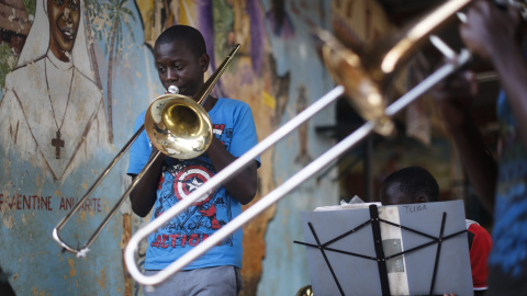 Un miembro de la joven orquesta 'Ghetto Classics' toca trombón durante un ensayo semanal en la iglesia católica de San Juan dentro del suburbio de Korogocho, en Nairobi, Kenia. EFE/Dai Kurokawa