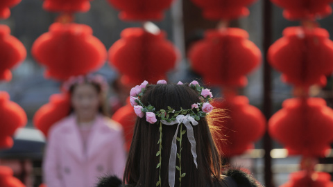 Una mujer en el parque Longtan durante la celebración del Año Nuevo Lunar chino en Pekín. REUTERS/Damir Sagolj