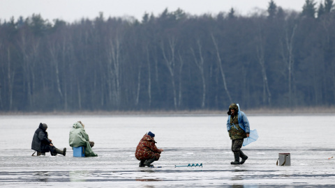 Los pescadores pescan enun lago congelado cerca del pueblo de Babiy Les, en Bielorrusia. REUTERS/Vasily Fedosenko