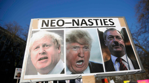El recién electo presidente norteamericano escoltado por dos "ilustres" la política inglesa: el conservador Boris Johnson a la izquierda y el ultraderechista Nigel Farage a la derecha.- REUTERS