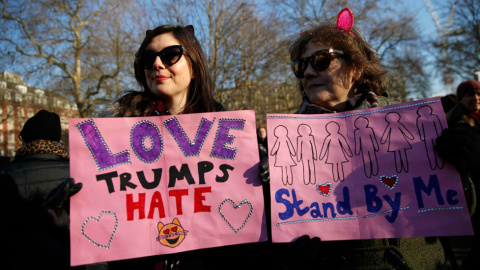 'Love Trumps Hate', muestran estas londinenses durante la movilización contra el presidente norteamericano en la capital británica.- REUTERS