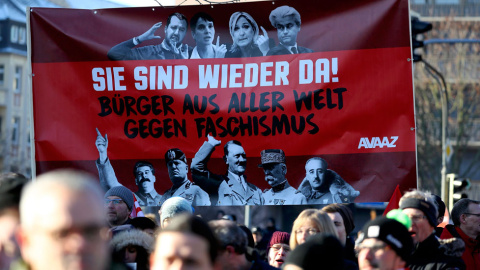 Los manifestantes muestran en Koblenz (Alemania) una pancarta en la que se puede leer: "Han vuelto - Ciudadanos unidos contra el fascismo".- REUTERS