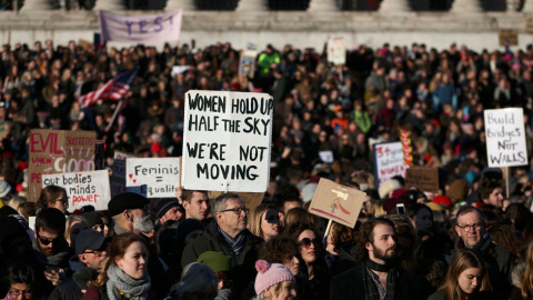 Lirismo e imaginación en Trafalgar Square: 'Las mujeres sostienen la mitad del cielo, no nos movemos'.- REUTERS