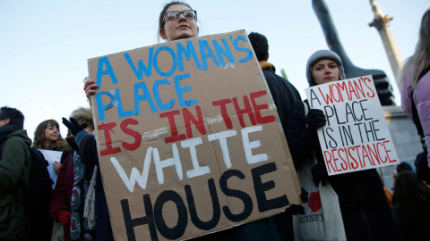 En Londres reclaman una mujer al frente: 'A woman's place is in the White House'.- REUTERS