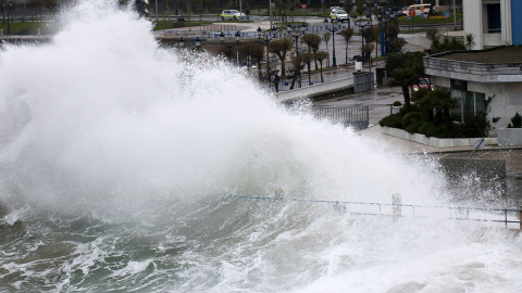 Una ola rompe en el paseo de la playa del Sardinero de Santander que se encuentra en alerta naranja por fenómenos costeros adversos. EFE/Pedro Puente Hoyos