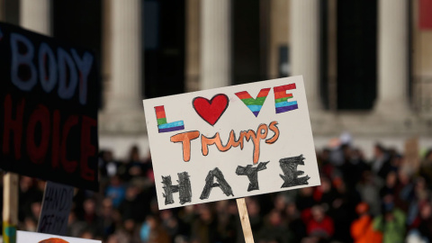 Simple y directo: 'Love Trumps Hate'.- REUTERS