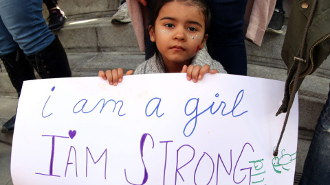 'Soy una chica y soy fuerte', muestra esta niña en Los Angeles.- EFE