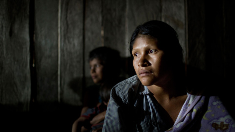 Las mujeres shuar pasan las noches alerta ante cualquier movimiento de los militares.- EDU LEÓN