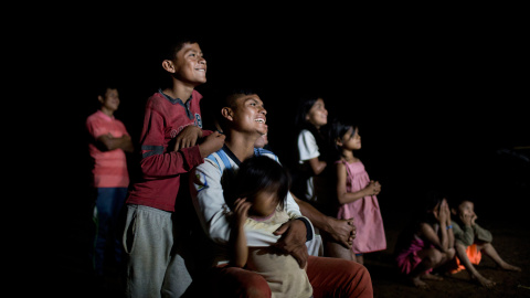 Shuar de Yunkuapais ven una película en comunidad al caer la noche.- EDU LEÓN