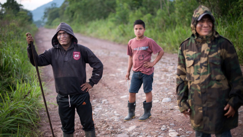 Shuar de Tunants hacen guardia en la carretera en los cortes que hicieron dentro de las comunidades para impedir que los militares entraran violentamente a su territorio.- EDU LEÓN