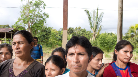 Moradores de San Luis asisten al acto de entrega a las autoridades militares de los dos oficiales retenidos.- EDU LEÓN