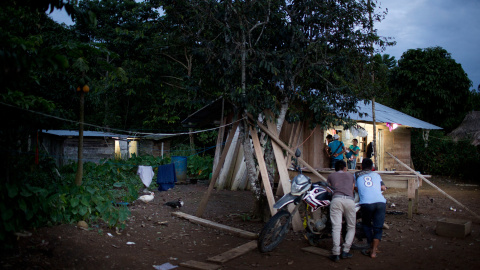 Cae la noche en Yunkuapais donde los militares fueron retenidos.- EDU LEÓN