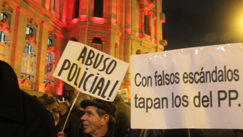Pancartas en apoyo a los titiriteros encarcelados durante cinco días, en una concentración en el centro de Madrid.