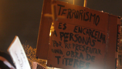 Pancarta en apoyo a los titiriteros encarcelados durante cinco días, en una concentración en el centro de Madrid.