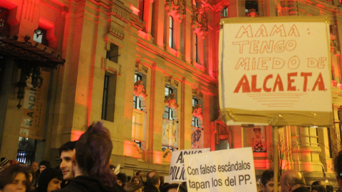 Pancartas en la concentración en el centro de Madrid en apoyo a los titiriteros encarcelados durante cinco días.