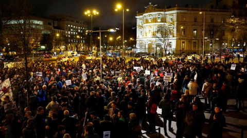 Unas doscientas personas se han concentrado esta tarde en la plaza de Cibeles de Madrid, frente al Ayuntamiento de la capital. - EFE
