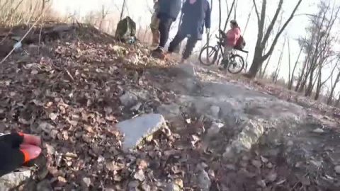 Pesca a un niño en un río de Kiev Pesca a un niño en un río de Kiev