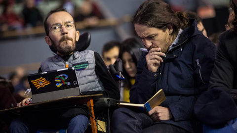 Pablo Echenique escucha a un orador mientras Pablo Iglesias revisa sus notas. | JAIRO VARGAS