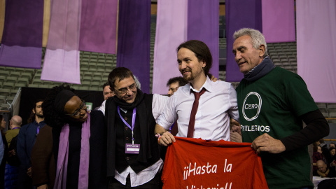 Juan Carlos Monedero, Pablo Iglesias y Diego Cañamero, con una camiseta de "¡Hasta la victoria!" / JAIRO VARGAS