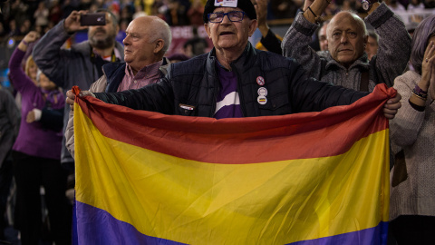 Un hombre en las gradas con una bandera republicana / JAIRO VARGAS