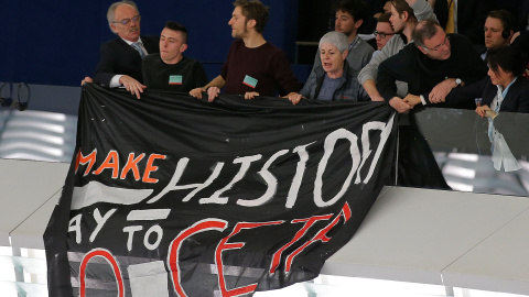 Pancarta desplegada en el hemiciclo durante la votación del acuerdo entre Canadá y la UE (CETA) en Estrasburgo, Francia. / REUTERS