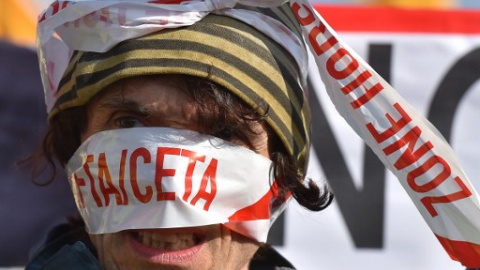 El manifestante francés, Jean-Baptise Redde, aka Voltuan, se manifiesta en contra del TTIP y del CETA  / AFP