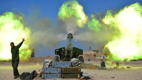 Las Fuerzas Populares de Movilización (PMF) disparan contra los combatientes del Estado Islámico durante una batalla al oeste de Mosul, Irak. REUTERS/Stringer