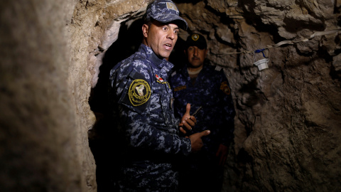 La policía federal encuentra el túnel usado por el EI en las afueras de Albu Saif, al sur de Mosul, Irak. REUTERS/Zohra Bensemra