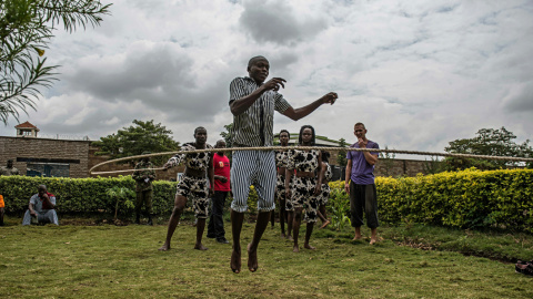 Presos realizan algunos movimientos acrobáticos durante un taller con los artistas de circo Sarakasi en la prisión de Kamiti, Nairobi. FREDRIK LERNERYD/AFP