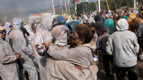 Miles de griegos celebran en la ciudada portuaria de Galaxidi la 'Guerra de la harina de colores'. Este 'lunes de ceniza' pone fin al Carnaval y da paso a la Cuaresma. REUTERS/Alkis Konstantinidis