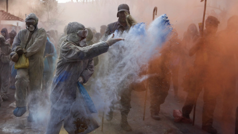Miles de griegos celebran en la ciudada portuaria de Galaxidi la 'Guerra de la harina de colores'. Este 'lunes de ceniza' pone fin al Carnaval y da paso a la Cuaresma. REUTERS/Alkis Konstantinidis
