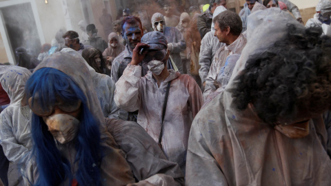 Miles de griegos celebran en la ciudada portuaria de Galaxidi la 'Guerra de la harina de colores'. Este 'lunes de ceniza' pone fin al Carnaval y da paso a la Cuaresma. REUTERS/Alkis Konstantinidis