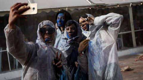 Miles de griegos celebran en la ciudada portuaria de Galaxidi la 'Guerra de la harina de colores'. Este 'lunes de ceniza' pone fin al Carnaval y da paso a la Cuaresma. REUTERS/Alkis Konstantinidis