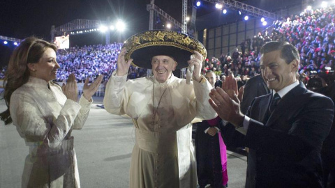 El Papa sonríe con el tradicional sombrero de mariachi. EFE/OSSERVATORE ROMANO