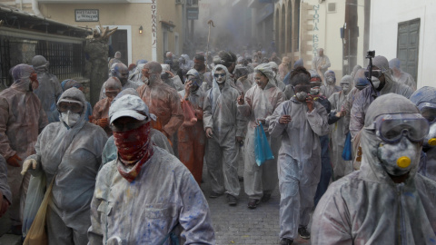 Miles de griegos celebran en la ciudada portuaria de Galaxidi la 'Guerra de la harina de colores'. Este 'lunes de ceniza' pone fin al Carnaval y da paso a la Cuaresma. REUTERS/Alkis Konstantinidis