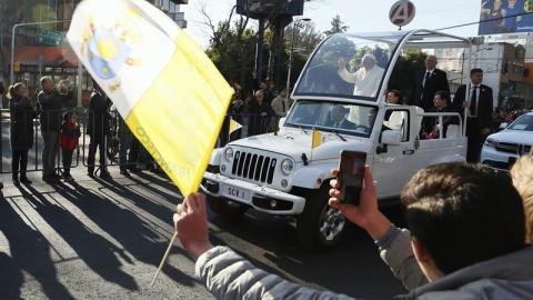 Francisco, durante su recorrido por las calles de México antes de llegar al Palacio Nacional. EFE/José Méndez