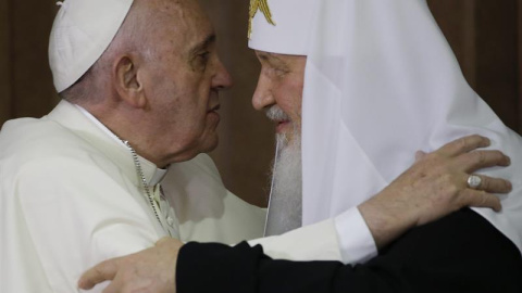 El abrazo histórico entre el Papa y el Patriarca Kirill, de la Iglesia Ortodoxa, en Cuba, en la escala de Francisco camino a México. EFE/Gregorio Borgia