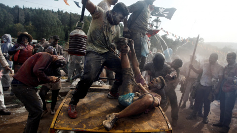 Miles de griegos celebran en la ciudada portuaria de Galaxidi la 'Guerra de la harina de colores'. Este 'lunes de ceniza' pone fin al Carnaval y da paso a la Cuaresma. REUTERS/Alkis Konstantinidis
