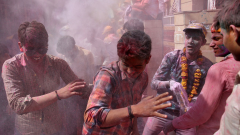 Miles de indios celebran cada año el Festival de los colores, apodado Holi, para dar la bienvenida a la primavera. Estado de Uttar Pradesh, India. REUTERS/Rupak De Chowdhuri